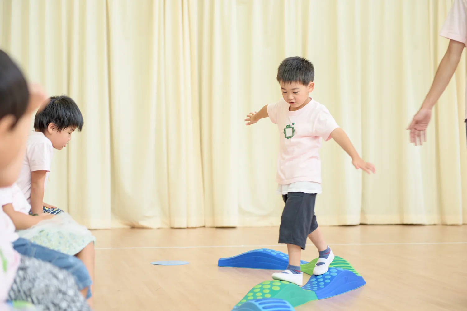 指導者の目線の写真