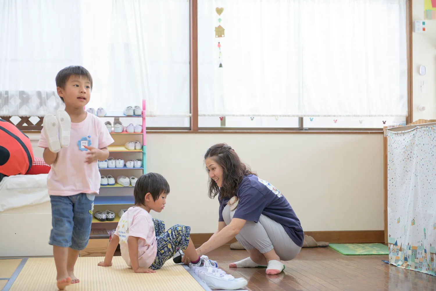 スタッフが子どもの行動や特性を見ている写真