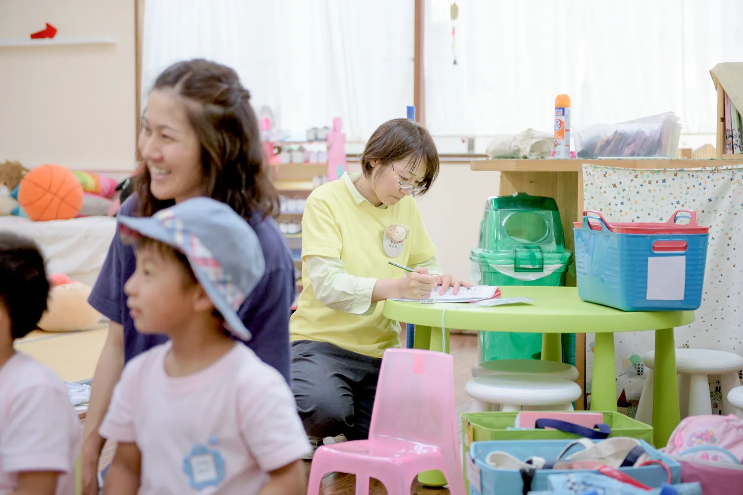 スタッフが子どもの行動や特性を見ている写真