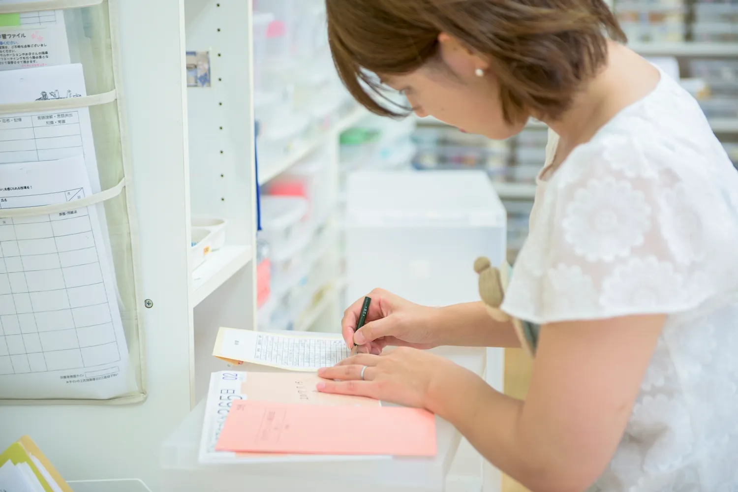 スタッフが子どもの行動や特性を見ている写真