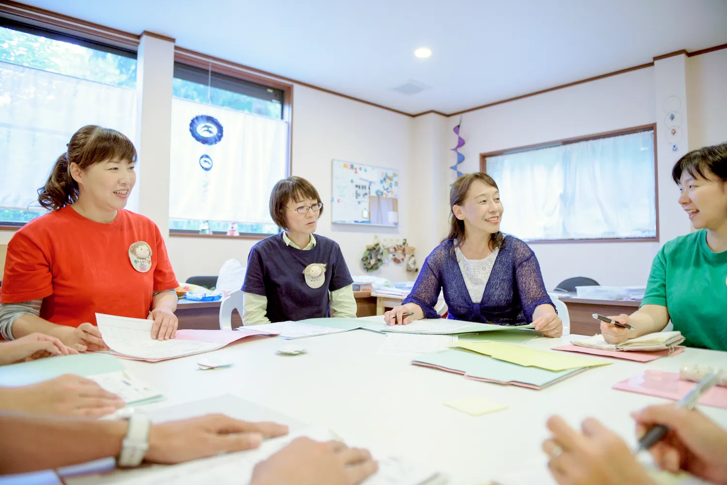 スタッフが子どもの行動や特性を見ている写真